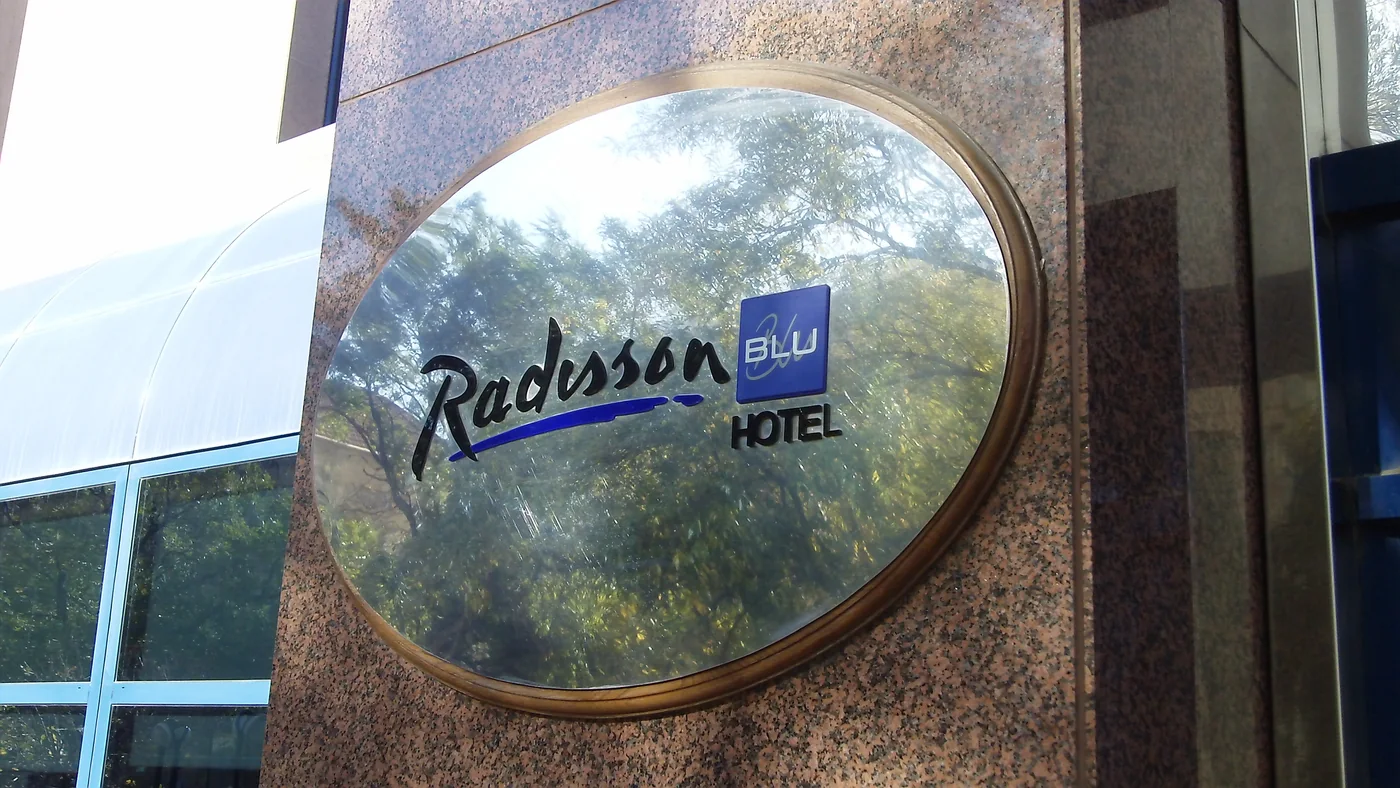 Вывеска Radisson Blu Hotel у входа в ISR Plaza, Баку, декабрь 2012 года (не Sea Breeze)