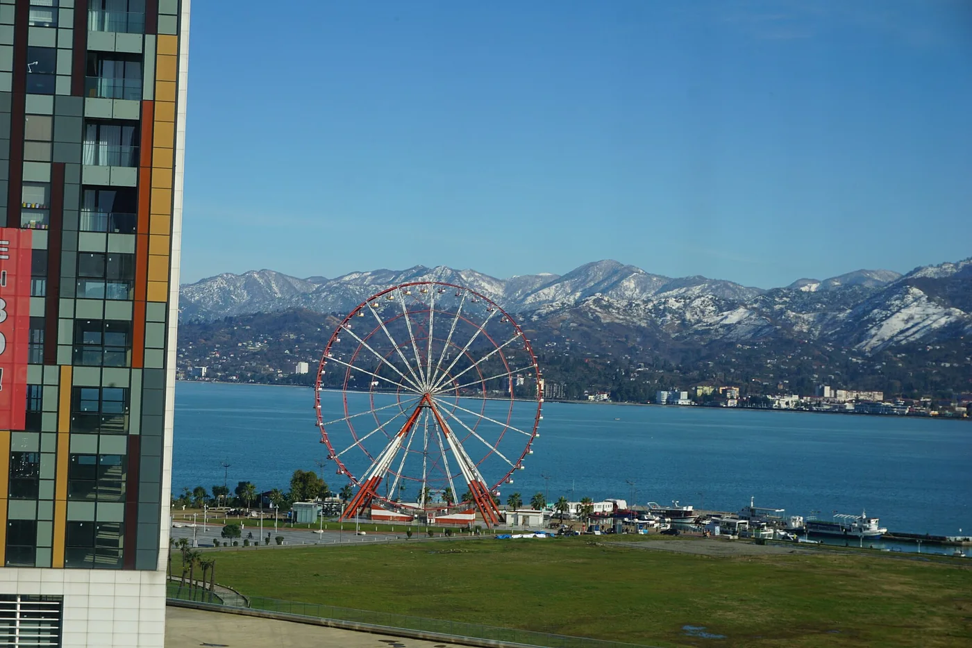 Вид из номера Radisson Blu Batumi на Чёрное море — отель бренда у моря в соседней Грузии (не Sea Breeze)