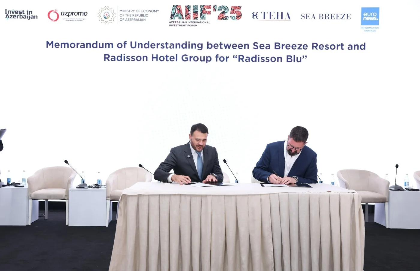 Сцена подписания: на экране — «Memorandum of Understanding between Sea Breeze Resort and Radisson Hotel Group for “Radisson Blu”»